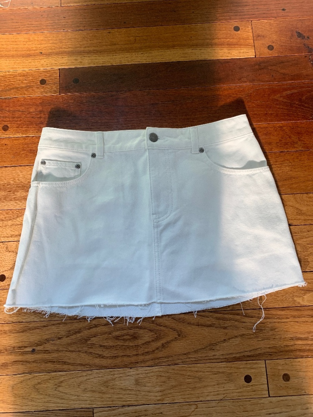 NWOT Gianni Bini white denim skirt,Size 4